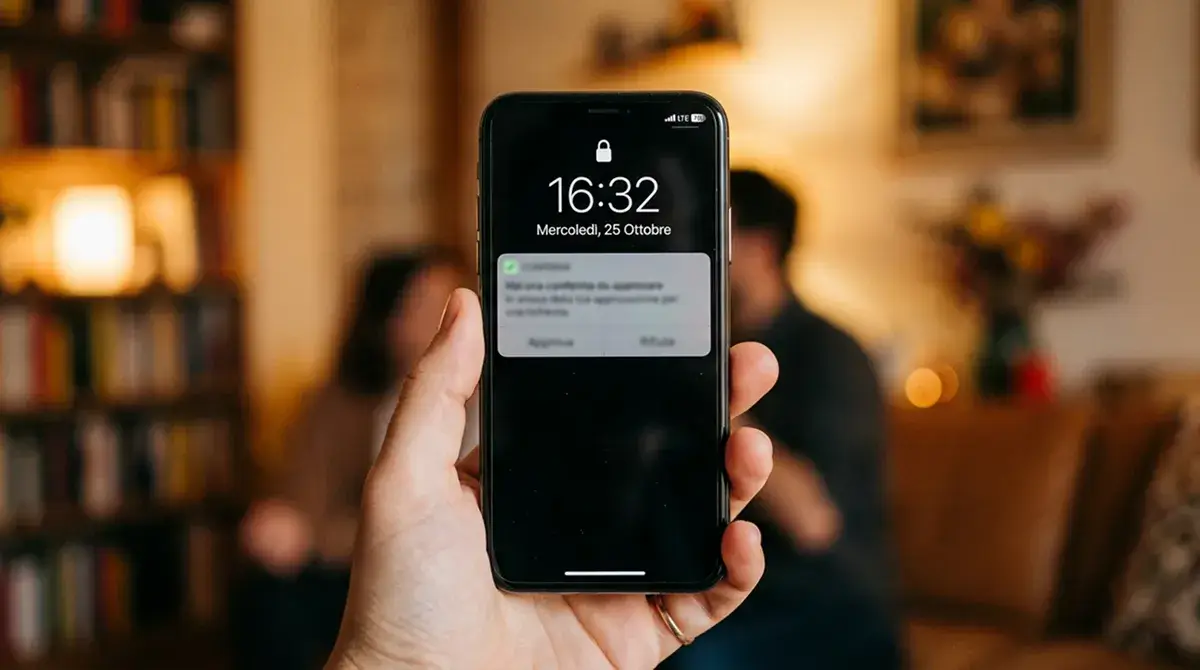 Smartphone con notifica push in italiano in primo piano sopra una schermata di blocco