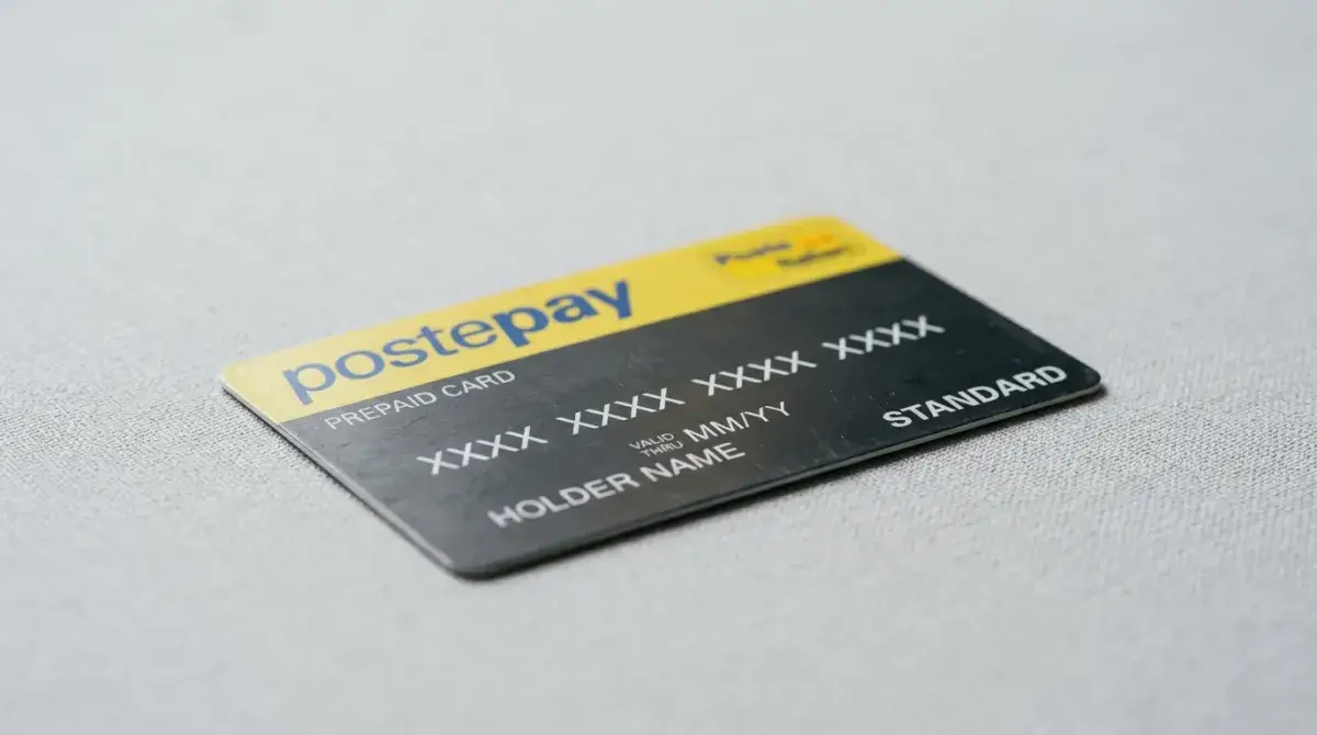Postepay Standard con il caratteristico design giallo e nero in primo piano su uno sfondo neutro